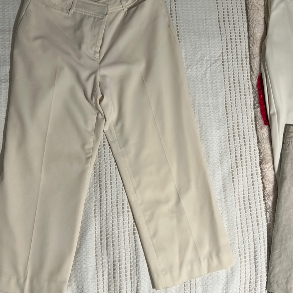 APOSTROPHE cream colored capri with lining.